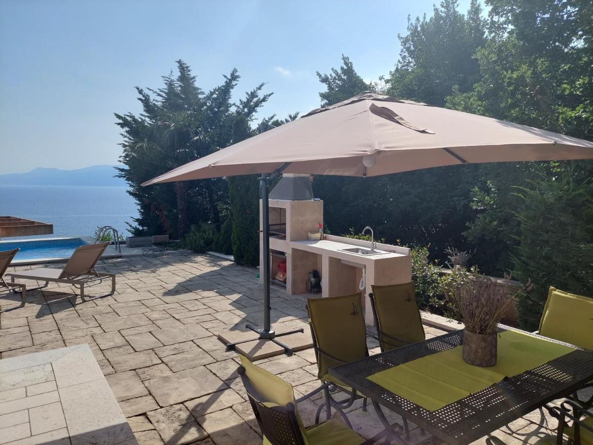 Apartments In Villa Azra Rijeka Exteriör bild