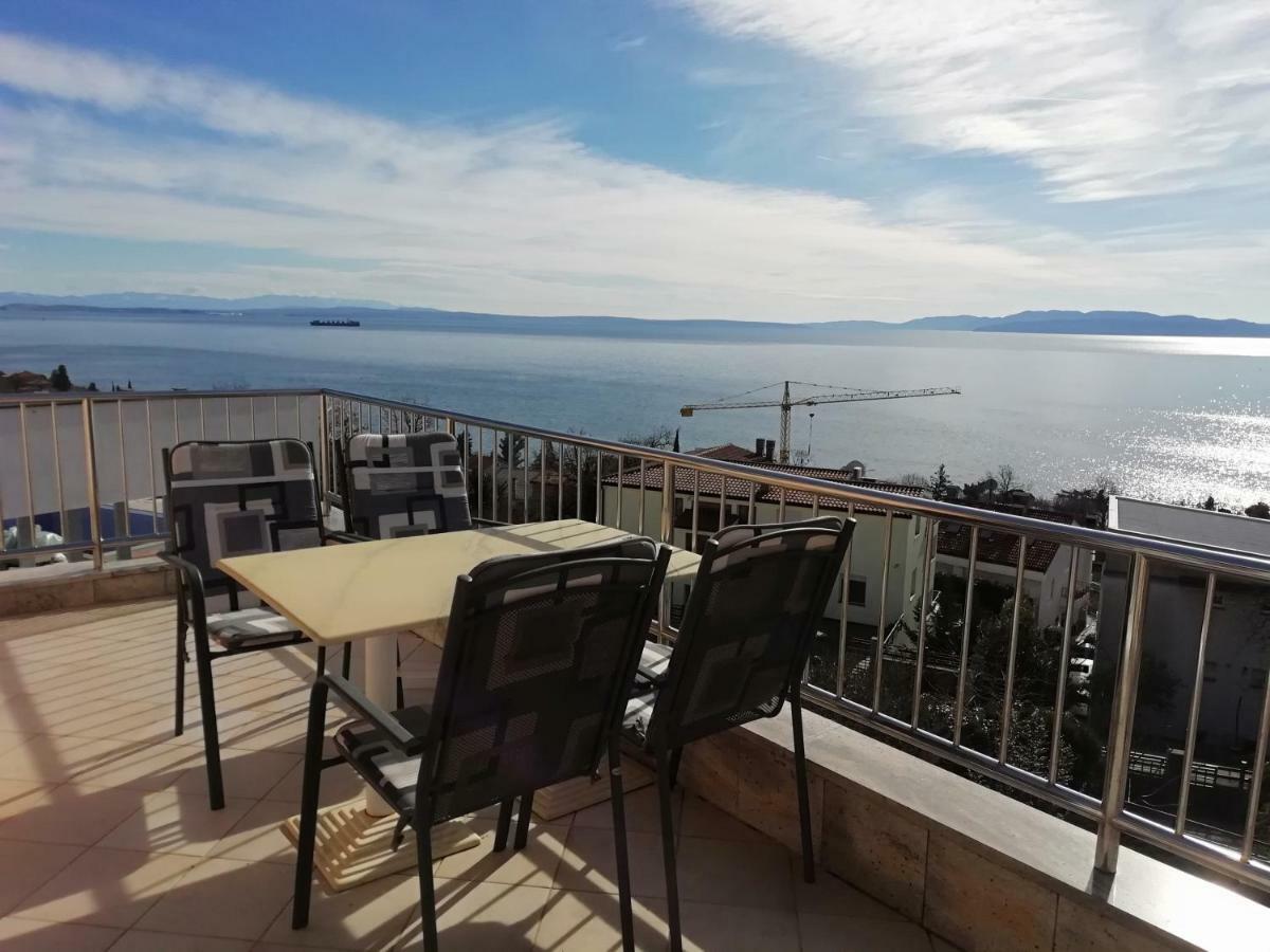 Apartments In Villa Azra Rijeka Exteriör bild
